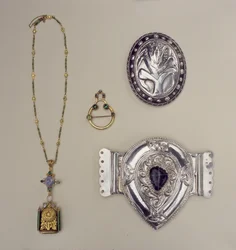 Schmuck von Henry Wilson, John Paul Cooper und Edward Spencer